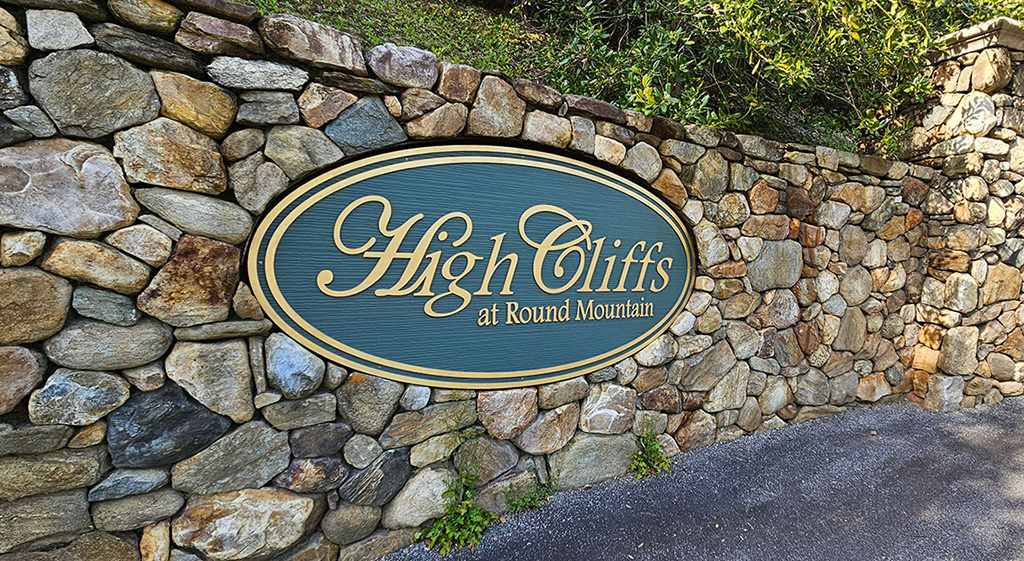 The stone entrance sign at High Cliffs